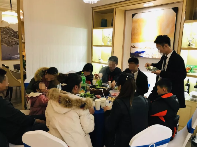 暖冬火鍋宴熱辣開席，老友變新鄰，理想開涮！